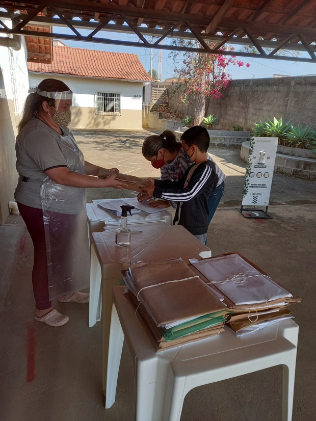 Na Escola Estadual Alberico Ferreira Naves, o diretor aproveita o momento de entrega do Kit Merenda para reforçar a importância da devolução dos PETs. Fotos: Arquivo da Escola 